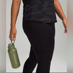 Lululemon Back to Life Sport Bottle 32 oz in Green Twill